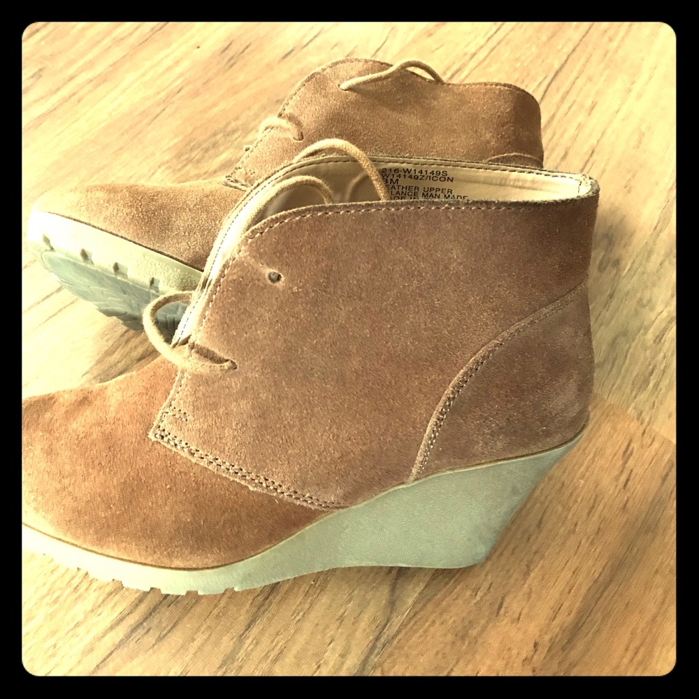 Tan suede booties - White Mountain “Irma”